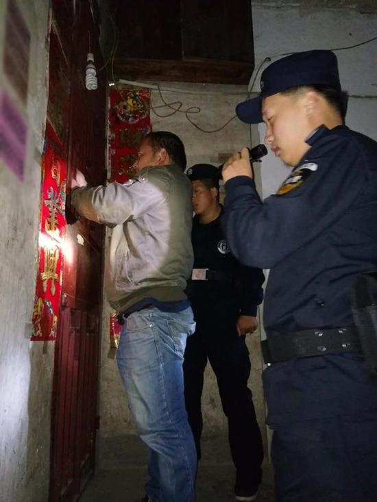 南京粗心妈妈误将幼女锁家中 民警全城寻开锁师傅开门